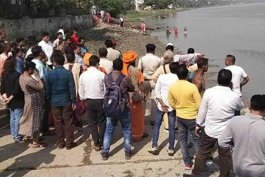 dredging of Saptarshi Ghat of Tribeni started to hole Kumbh Mela