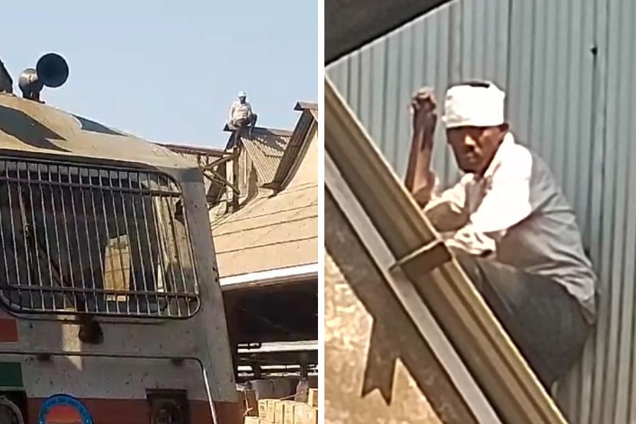 A Man climbed onto a platform shed at Howrah station, RPF and GRP on the spot dgtld