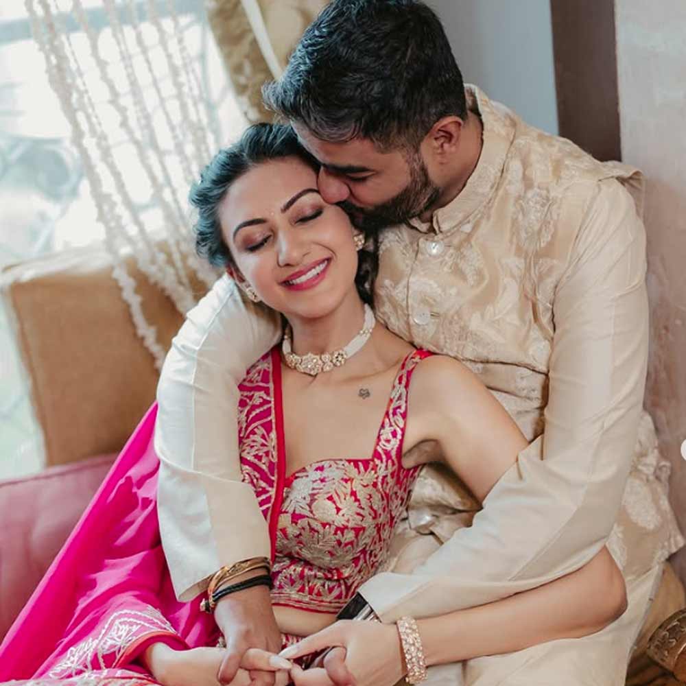 গাঁটছড়া বাঁধতে চলেছেন প্রিয়ঙ্কার ভাই সিদ্ধার্থ চোপড়া। বড় পর্দার এক অভিনেত্রী নীলম উপাধ্যায়কে বিয়ে করছেন তিনি। ২০২৪ সালের এপ্রিল মাসে নীলমের সঙ্গে রোকা হওয়ার পর সেই বছরের অগস্ট মাসে তাঁদের আংটিবদলের অনুষ্ঠান সারা হয়েছিল।