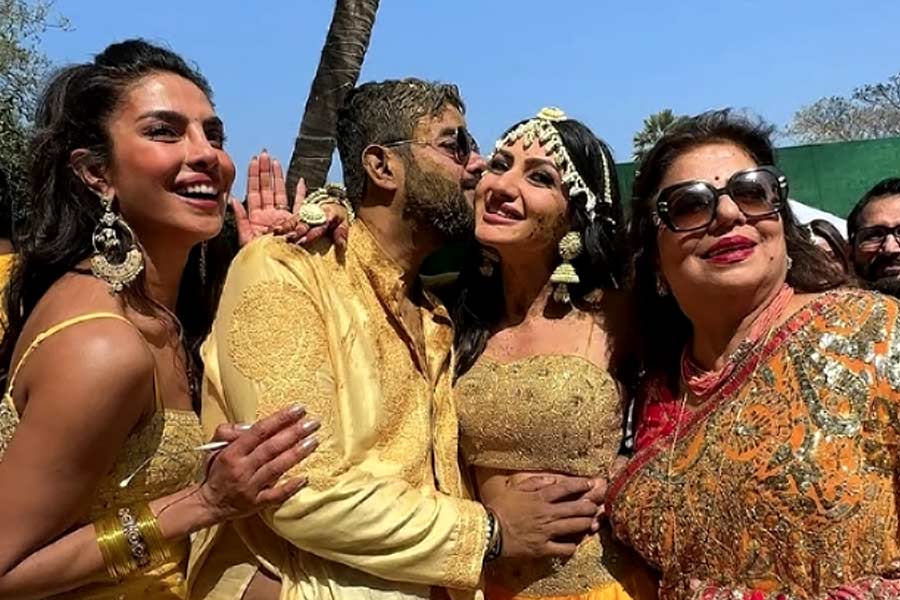 বলিপাড়া সূত্রে খবর, পুণেতে একটি পানশালা রয়েছে সিদ্ধার্থের। কিন্তু বেশি দিন এই পেশার সঙ্গে জড়িয়ে ছিলেন না তিনি। দিদির পদাঙ্ক অনুসরণ করে সিদ্ধার্থও বলিপাড়ার দিকে ঝুঁকে পড়েন।