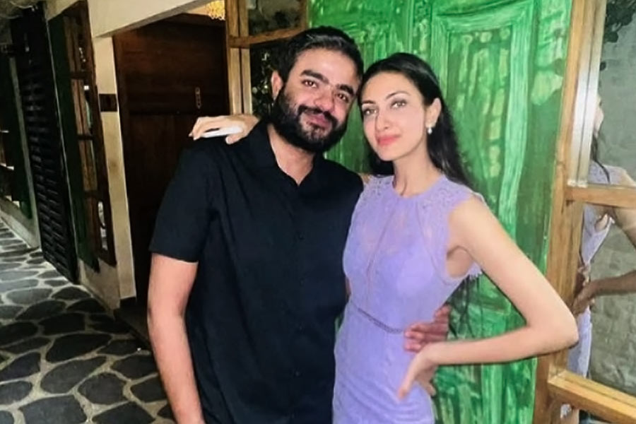 লন্ডনে গিয়ে সেখানে সিনেমা নির্মাণ নিয়ে পড়াশোনা শুরু করেন সিদ্ধার্থ। লন্ডন থেকে মুম্বই গিয়ে তিনি প্রিয়ঙ্কার সঙ্গে নায়িকার প্রযোজনা সংস্থায় কাজ করতে শুরু করেন। ‘পানি’, ‘দ্য স্কাই ইজ় পিঙ্ক’ এবং ‘ভেন্টিলেটর’ নামের একাধিক ছবির প্রযোজনা করেছেন সিদ্ধার্থ।