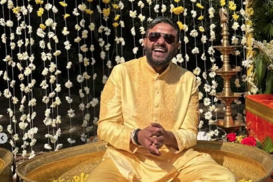 প্রিয়ঙ্কার মা মধু চোপড়ার দাবি, দিদির সাফল্যের জন্যই নাকি সিদ্ধার্থকে ক্ষতিপূরণ দিতে হয়েছিল। বরাবরই প্রচারের আলো থেকে দূরে থাকেন সিদ্ধার্থ। চোপড়া পরিবার যেন প্রিয়ঙ্কার জনপ্রিয়তার আলোয় আলোকিত। এক পুরনো সাক্ষাৎকারে মধু বলেছিলেন, ‘‘প্রিয়ঙ্কাকে নিয়ে আমরা সকলেই ব্যস্ত ছিলাম। ওর বাবা পুরো সময় মেয়ের জন্য রেখেছিলেন। ফলে ছেলেকে গোটা কৈশোর একা একা ব়ড় হতে হয়েছে। দিদির সাফল্যের ক্ষতিপূরণ দিতে হয়েছে ওকে।’’ প্রতি দিন ছেলেকে কষ্ট পেতে দেখতেন আর ঈশ্বরের কাছে প্রার্থনা করতেন মধু। তবে যার শেষ ভাল তার সব ভাল। দুই ছেলেমেয়ে নিজের জীবনে ভাল কিছু করতে পারায় খুশি প্রিয়ঙ্কার মা।