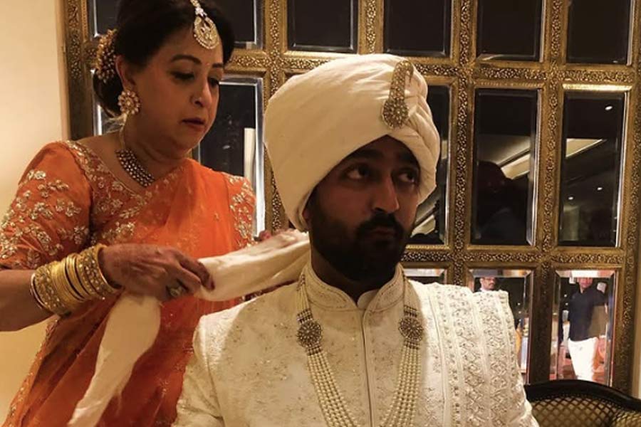 বলিপাড়া সূত্রে খবর, এর আগেও নাকি দু’বার বিয়ে ঠিক হয়েছিল সিদ্ধার্থের। কিন্তু দু’বারই সেই বিয়ে ভেঙে যায়। কণিকা মাথুর নামে এক তরুণীর সঙ্গে সম্পর্কে জড়িয়ে পড়েছিলেন সিদ্ধার্থ। ২০১৪ সালে দুই পরিবারের মত নিয়ে তাঁদের বিয়েও ঠিক হয়ে গিয়েছিল। কিন্তু কোনও এক অজানা কারণে তাঁদের বিয়ে ভেঙে যায়। বিয়ে ভাঙার পাশাপাশি নিজেদের সম্পর্কেও ইতি টেনেছিলেন সিদ্ধার্থ এবং কণিকা।