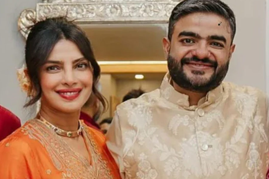 বলিপাড়া সূত্রে খবর, লন্ডনে থাকতেন ঈশিতা। সিদ্ধার্থের সঙ্গে তিন বছরের বেশি সময় ধরে সম্পর্ক ছিল তাঁর। ২০১৯ সালে প্রিয়ঙ্কার বিয়ের ঠিক পরেই ঈশিতার সঙ্গে বাগ্‌দান সেরে ফেলেছিলেন সিদ্ধার্থ। তাঁদের দিল্লির বাড়িতে হয়েছিল রোকার অনুষ্ঠান।