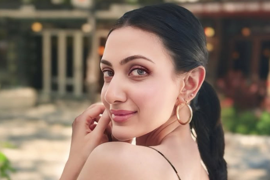 তার পর নাকি বড় পর্দার অভিনেত্রী নীলম উপাধ্যায়ের প্রেমে পড়েন সিদ্ধার্থ। বছর কয়েক প্রেমপর্ব চলে তাঁদের। বলিপাড়ার গুঞ্জন, ডেটিং অ্যাপ থেকে সিদ্ধার্থের সঙ্গে আলাপ হয়েছিল নীলমের।