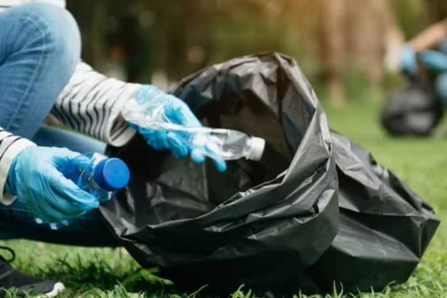 Woman earns 9 lakh a month by selling valuable items found in garbage bins