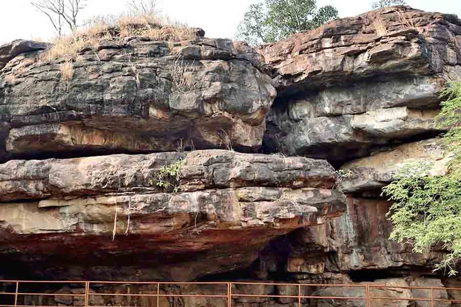 Some information on Saru Maru hill inscriptions of MP