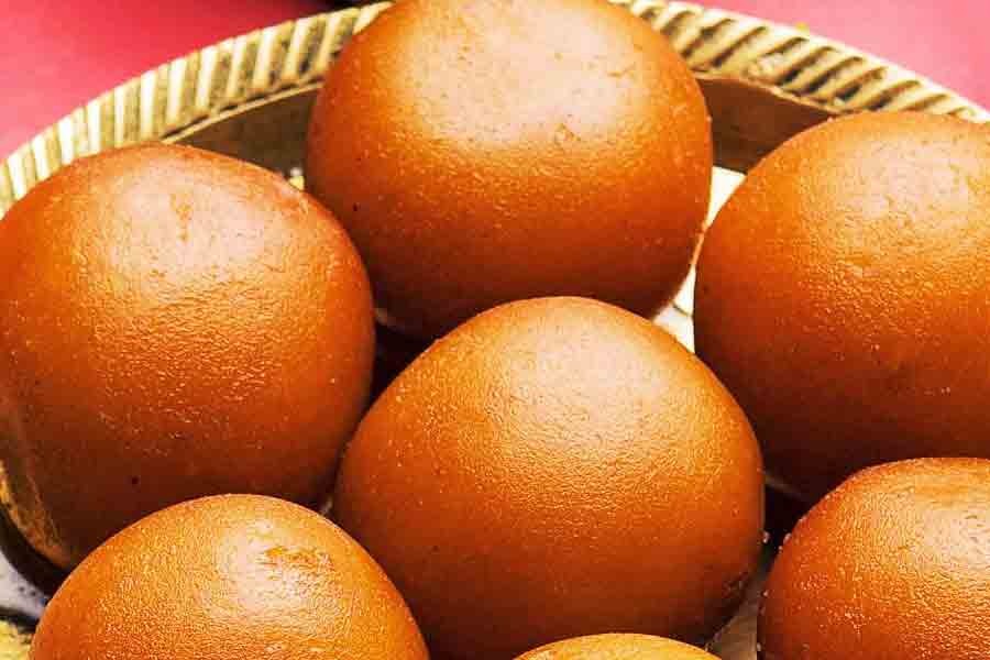 দুবাই বা দোহা-য় রমজানের সময় খুব জনপ্রিয় ‘লুকমা’ বা ‘লুকমাত’, অনেকটা যেন বাঙালির পান্তুয়া।