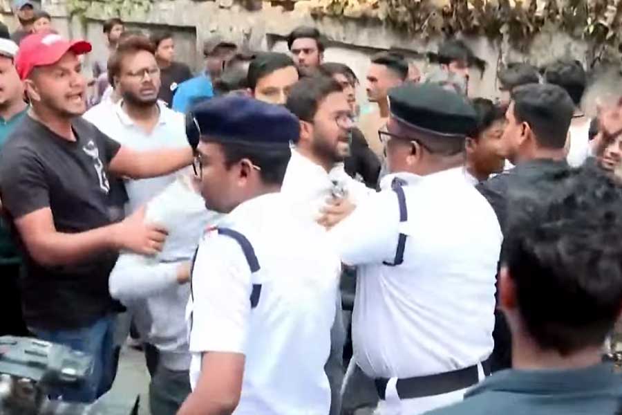 পুলিশের সামনেই ধস্তাধস্তি এলাকায়।