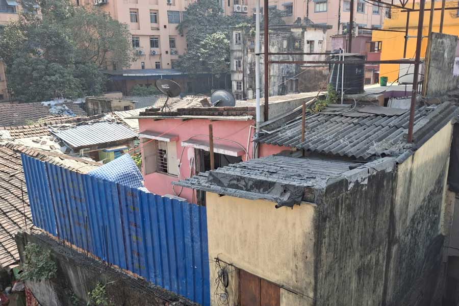 Complaints about illegal construction in South Kolkata were submitted to KMC Mayor Firhad Hakim\\\\\\\'s office