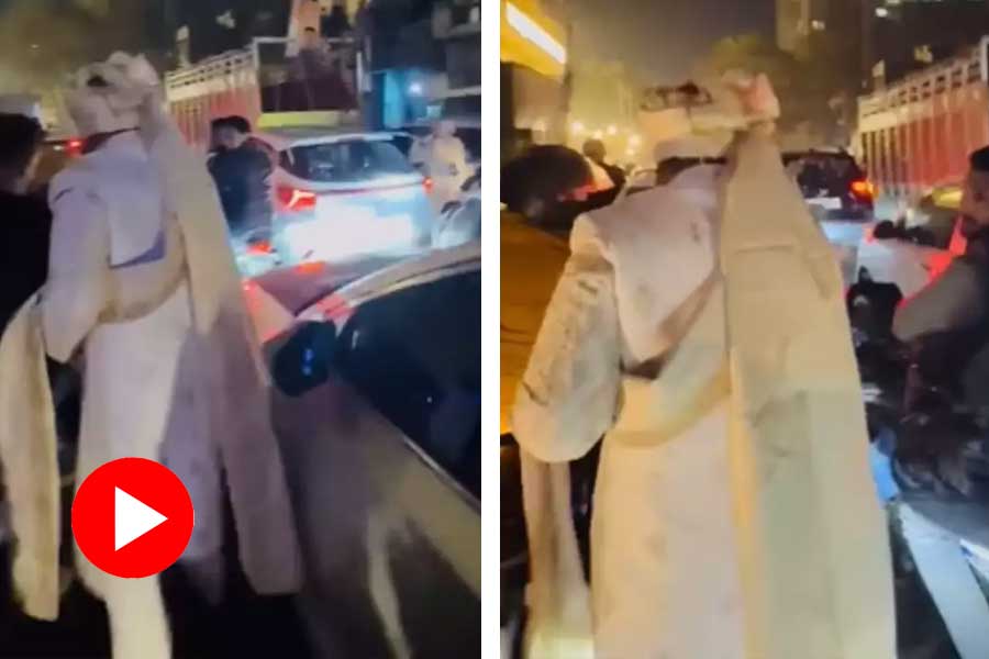 Groom left behind by Baraat in traffic jam, video goes viral
