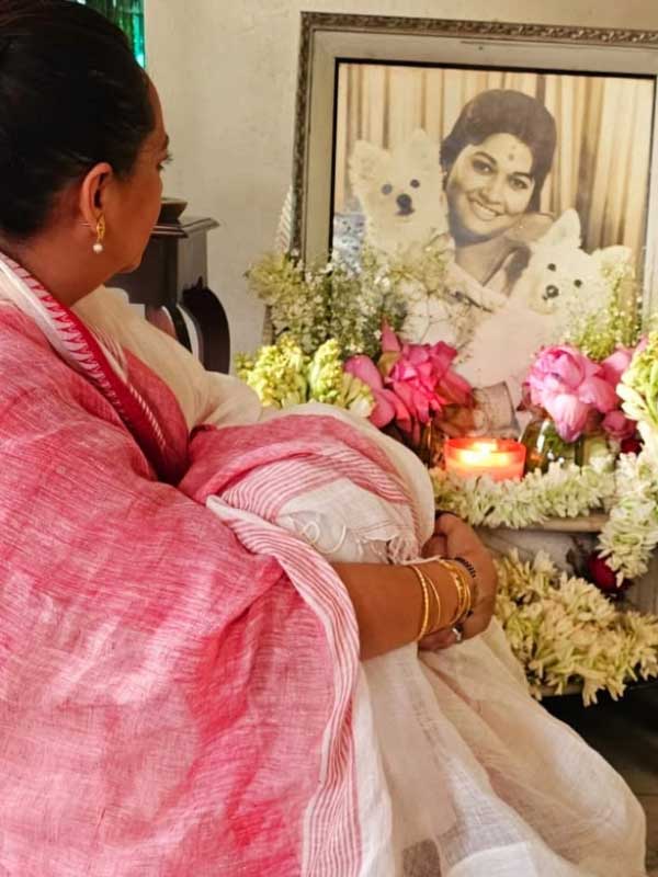 ঠিক এক বছর হল মা, অঞ্জনা ভৌমিককে হারিয়েছেন নীলাঞ্জনা।