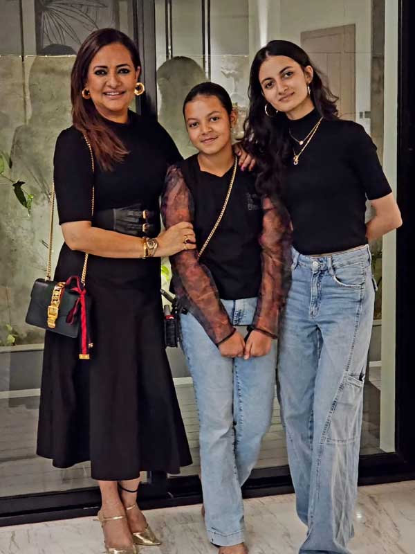 দুই মেয়ে সারা ও জ়ারাকে নিয়েই ব্যস্ত থাকেন নীলাঞ্জনা।