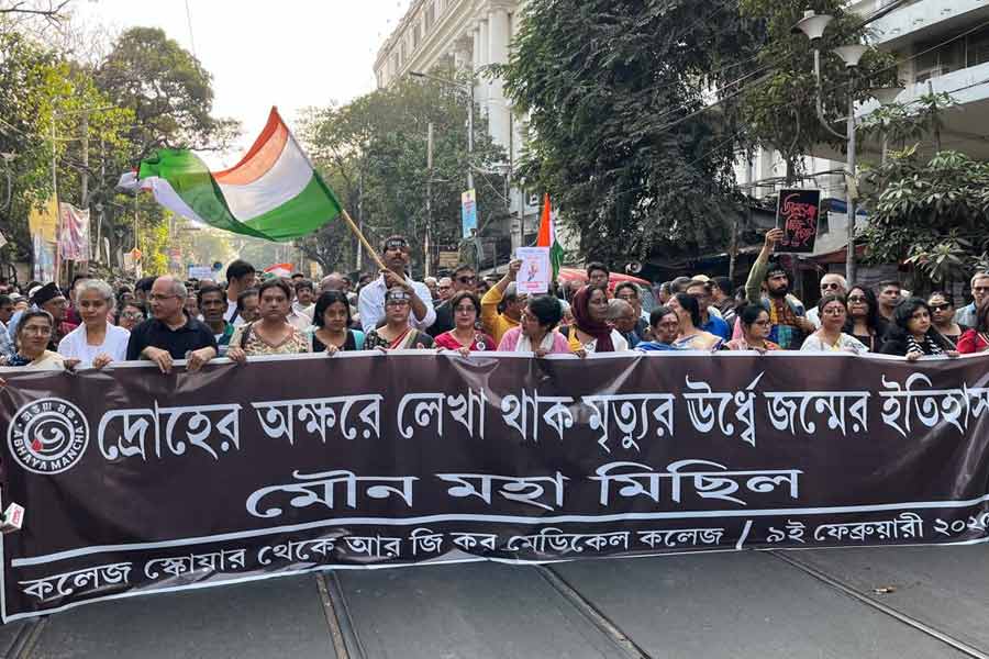কলেজ স্ট্রিট থেকে শুরু হয়ে বিধান সরণি ধরে এই মৌনী মিছিল পৌঁছয় আরজি কর হাসপাতালের গেটে।