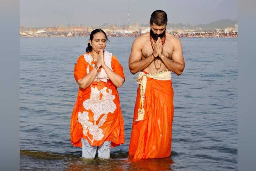 মাধবী দেবেরাকোন্ডাকে নিয়ে মহাকুম্ভে বিজয় দেবেরাকোন্ডা।