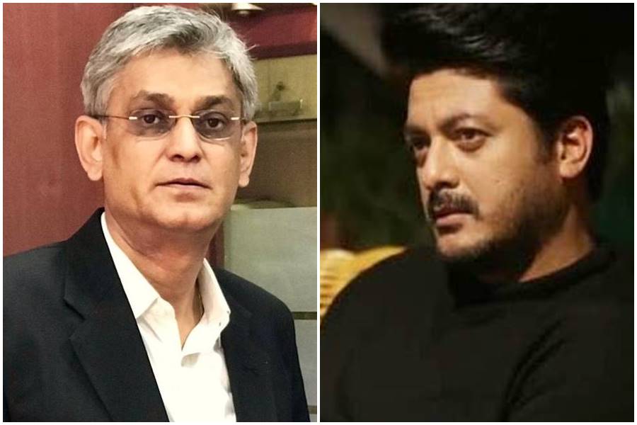অতনু রায়চৌধুরী যিশু সেনগুপ্তকে আইনি পরামর্শ দিচ্ছেন।
