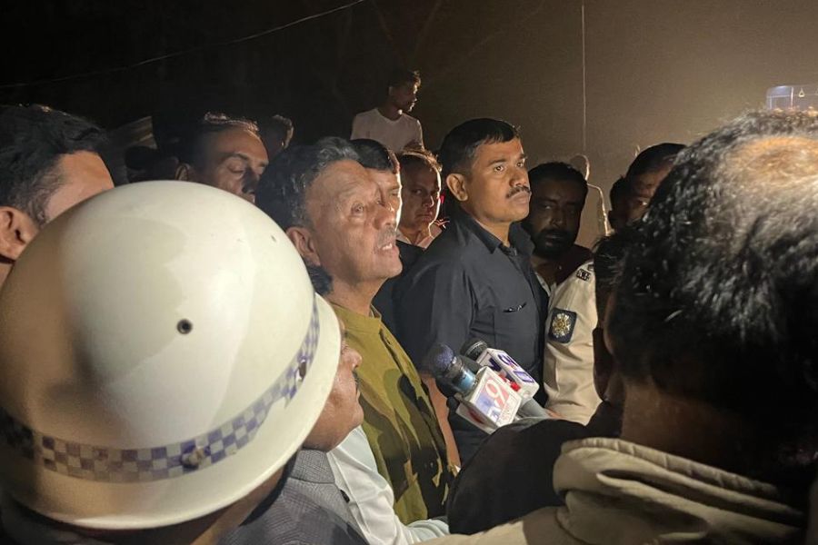 ঘটনাস্থলে কলকাতার মেয়র ফিরহাদ হাকিম।