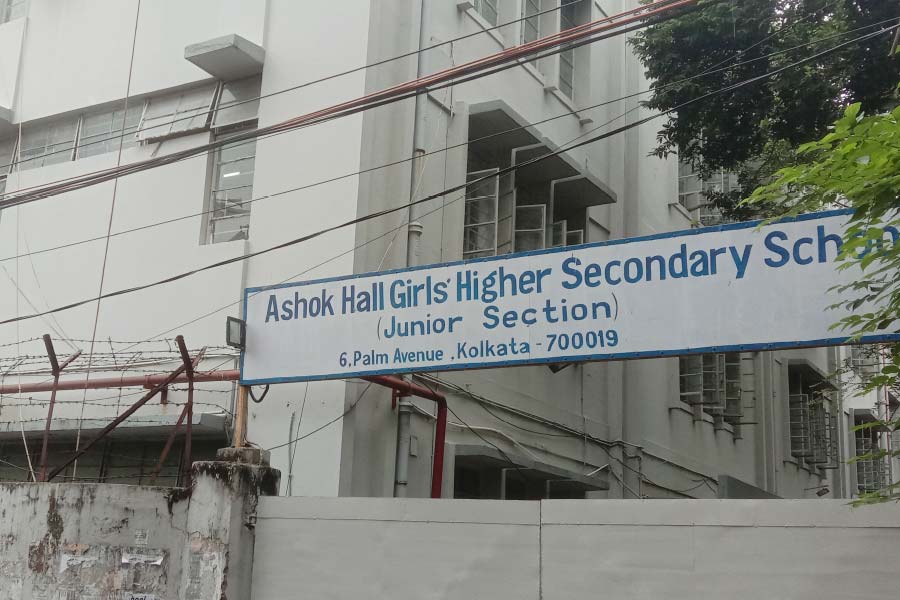 Fire broke out in a school in Palm Avenue of Kolkata dgtl