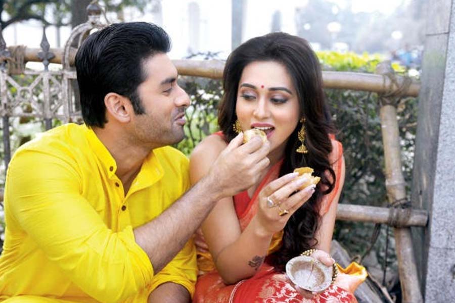 Bengali actor Ankush Hazra pens his association with Mimi Chakraborty on her birthday