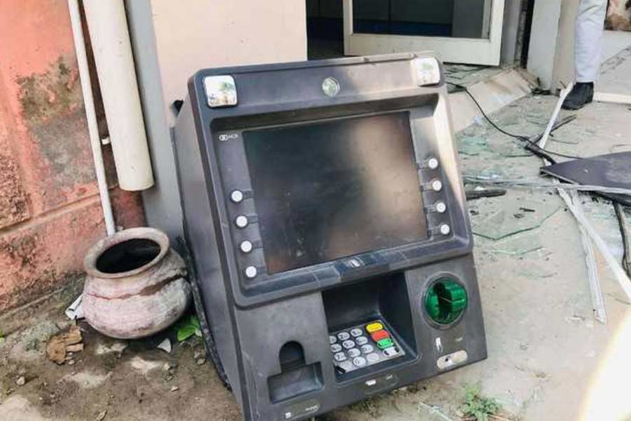ATM uprooted in Delhi, 30 lakhs looted allegedly by an engineer and a graduate dgtl