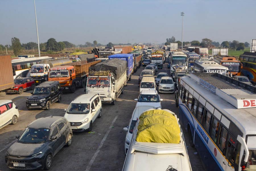 Traffic jam on mahakumbh route devotees spend night on highway