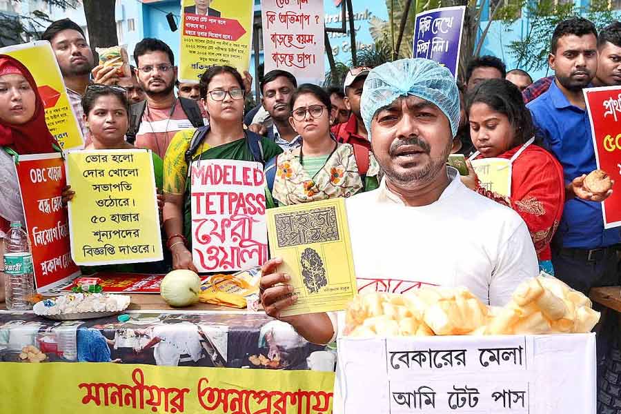 In front of Bikash Bhavan, there was an unprecedented protest programme by TET examinees