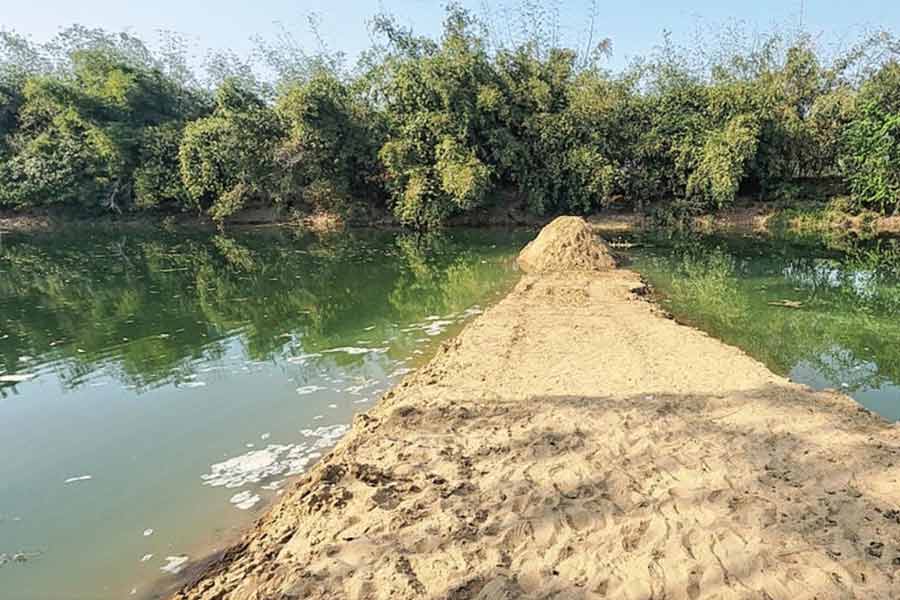 The dam is not able to stop water. The farmers of Khanakul are angry
