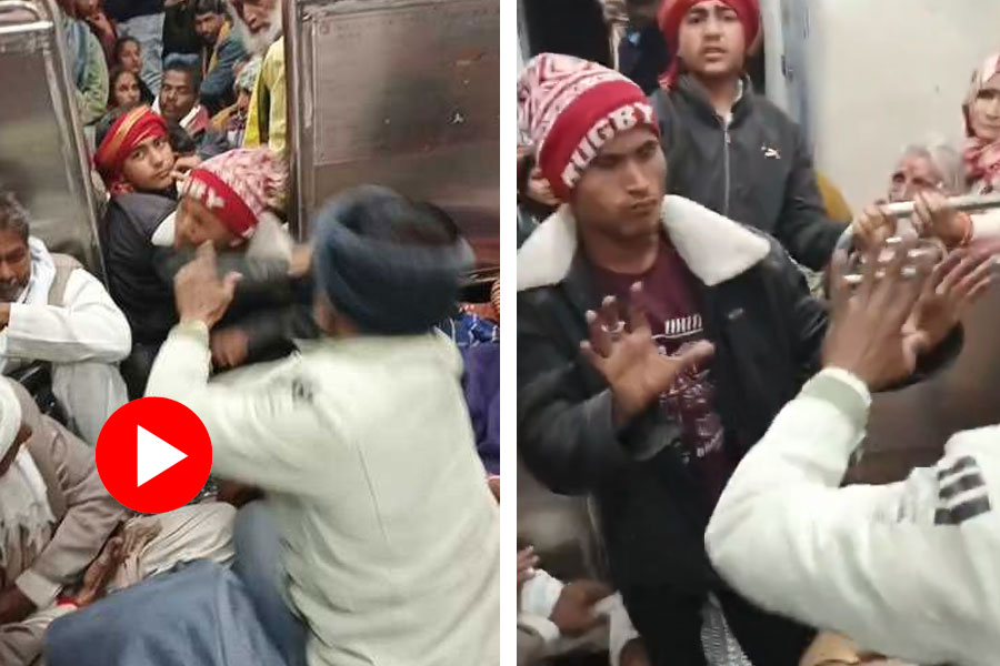 Viral Video of fight between three passengers in local train
