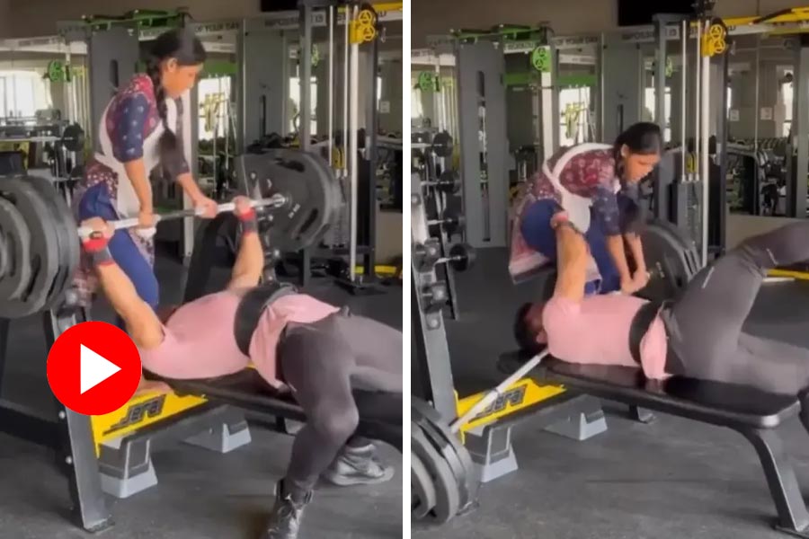 Video of Man took help from wife for weight lifting, gets stuck under Barbell