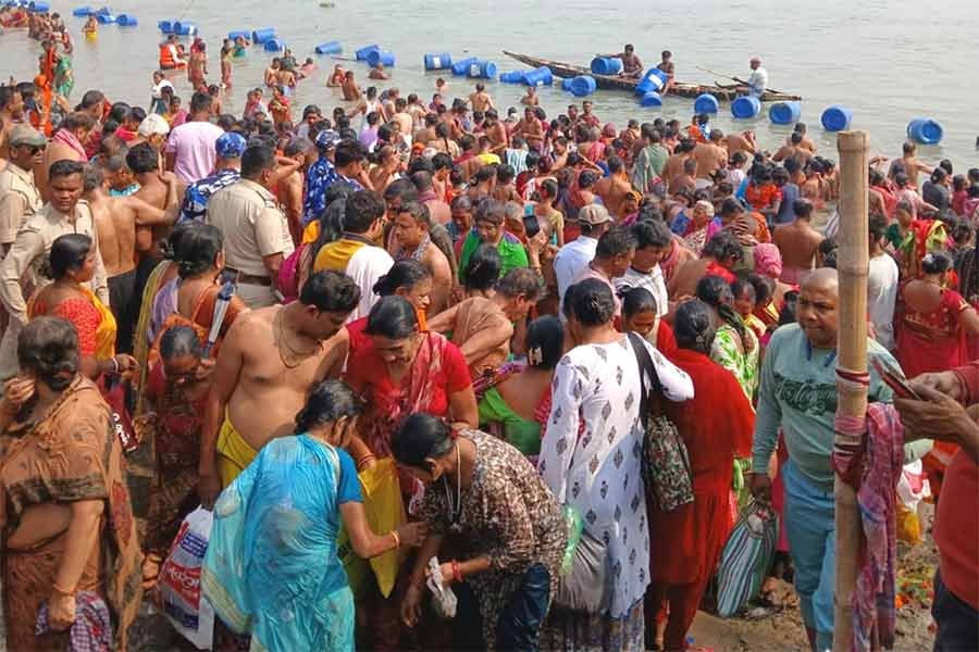 Huge crowd of Pilgrims at Kumbh Mela of Tribeni