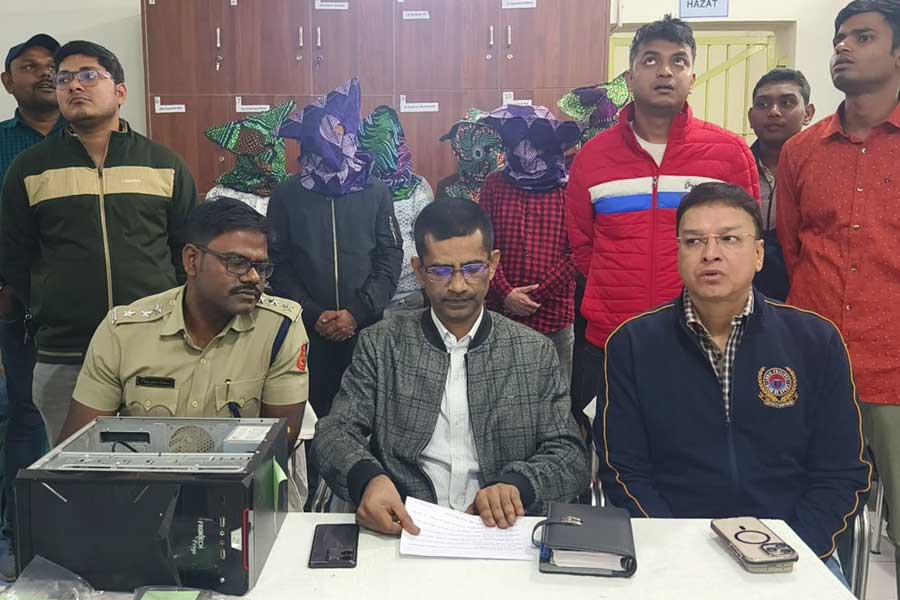 ভুয়ো কল সেন্টারে তল্লাশি চালিয়ে ছয় জনকে গ্রেফতার করল আসানসোল-দুর্গাপুর পুলিশ কমিশনারেটের সাইবার ক্রাইম বিভাগ।