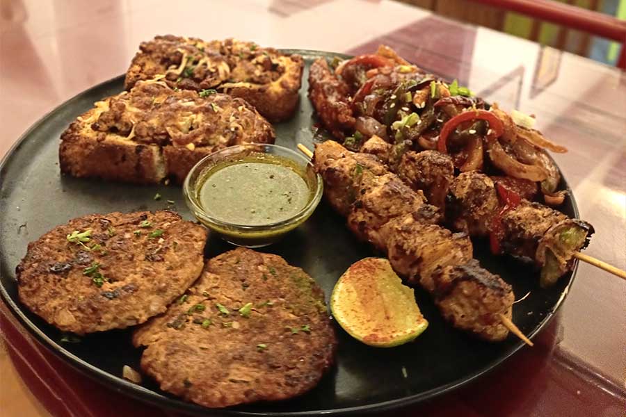  মুরগির মাংসের রকমারি খাবার পরিবেশন হবে  একসঙ্গে।