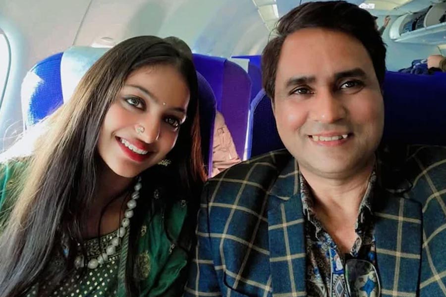 MahaKumbh Viral girl Monalisa travel by flight will stay at seven star hotel soon for this reason