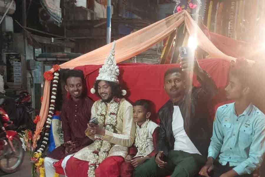 YouTuber went to get married in a novel way dgtld