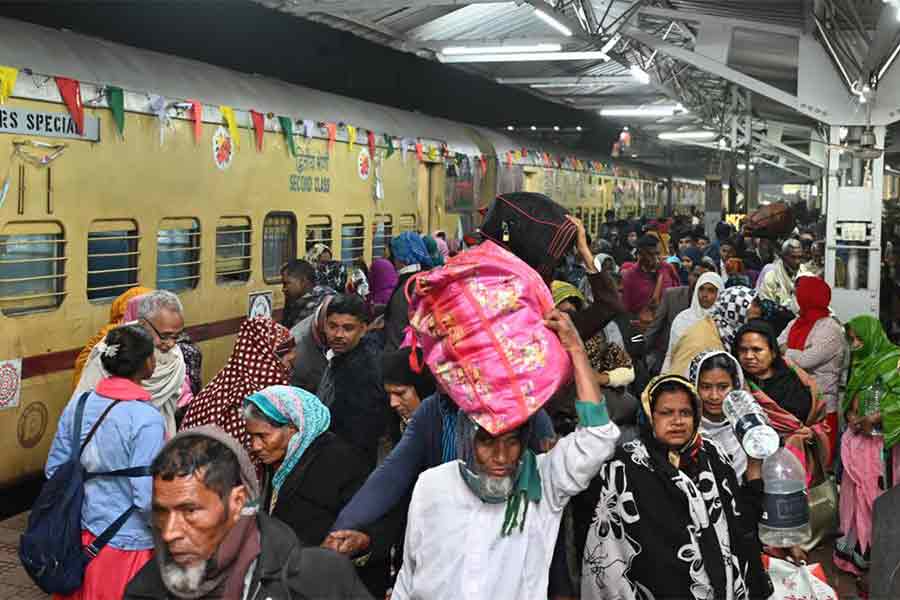 গত বছরও বাংলাদেশ থেকে মেদিনীপুর স্টেশনে এসেছিল উরস স্পেশাল ট্রেন।