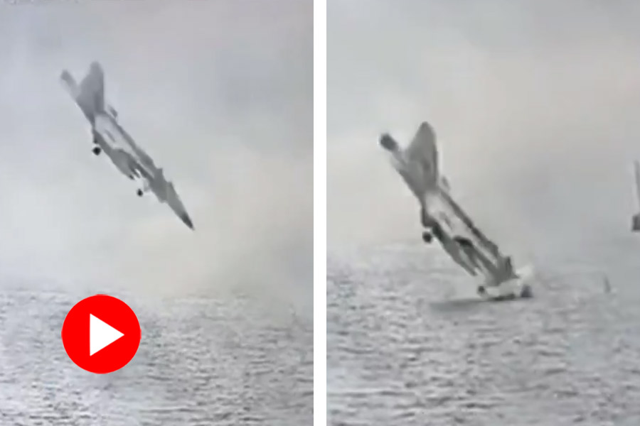 Video of American fighter jet crashes into San Diego Bay