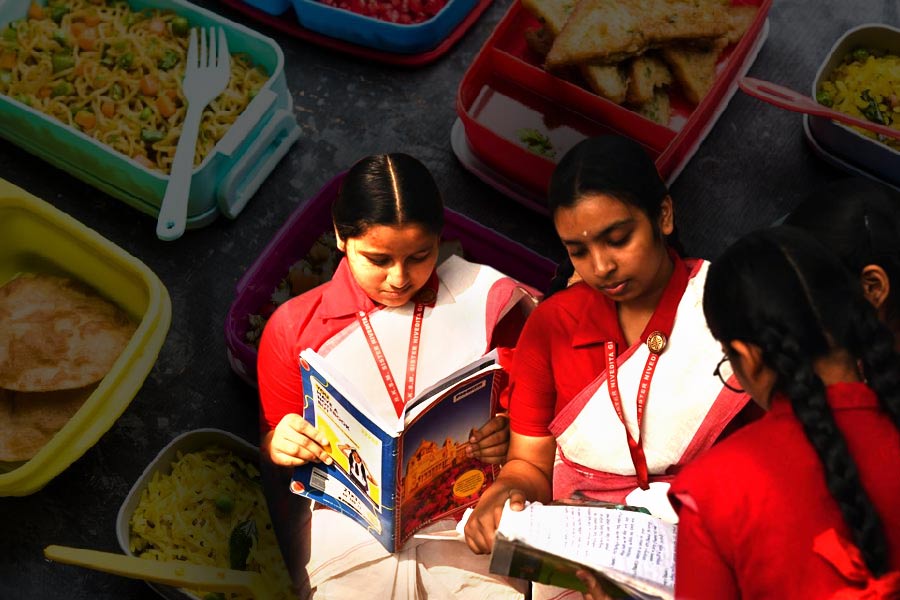 What type of foods students should eat during Madhyamik examination to stay healthy