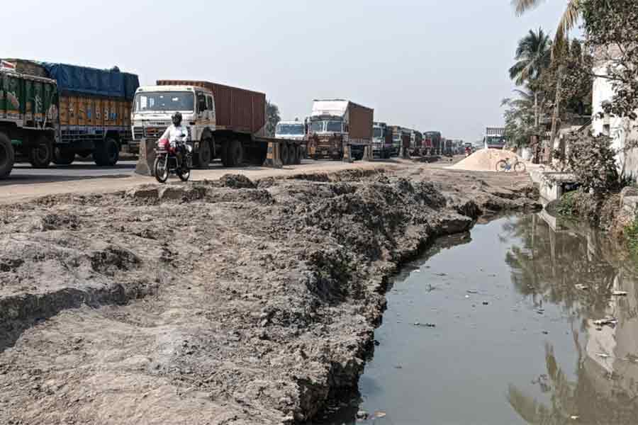 Local Residents in trouble as underpass construction work was not completed at Galsi