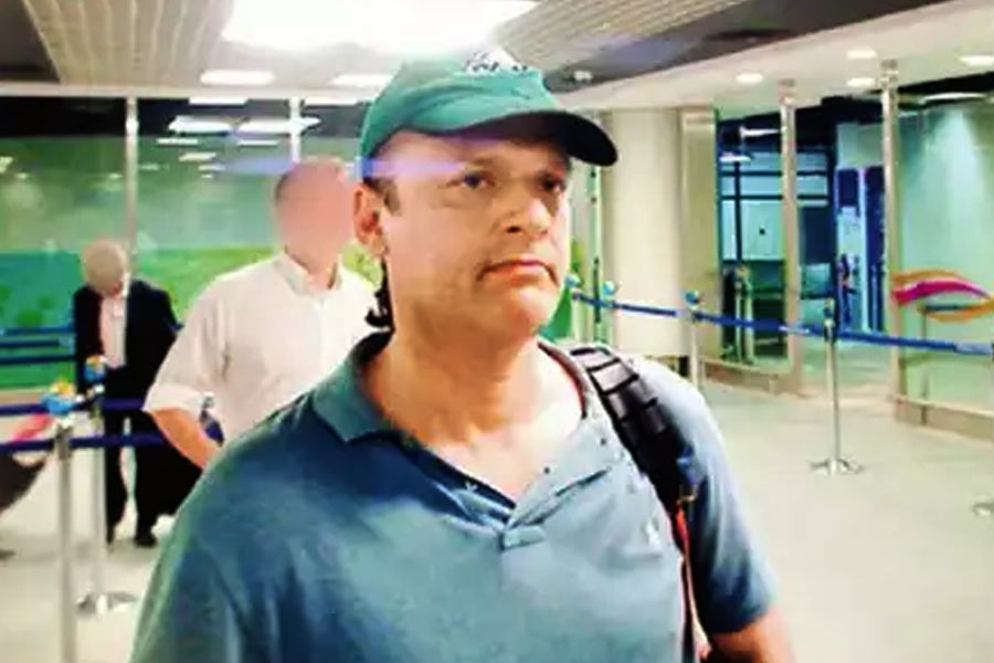 হামলার আগে মুম্বই শহর রেকি করেন হেডলি। ভারতে পর্যটন ভিসা নিয়ে এসেছিলেন তিনি। জাল নথির সাহায্যে ওই ভিসা তাঁকে পাইয়ে দেন রানা। দু’জনের মধ্যে বেশ কয়েক বার ইমেল চালাচালিও হয়েছিল। পাক গুপ্তচর সংস্থা আইএসআইয়ের মেজর ইকবালও এই দু’জনের সঙ্গে যোগাযোগ রাখতে ইমেলকেই বেছে নিয়েছিলেন। চার্জশিটে এমনটাই দাবি করে মুম্বই পুলিশ।