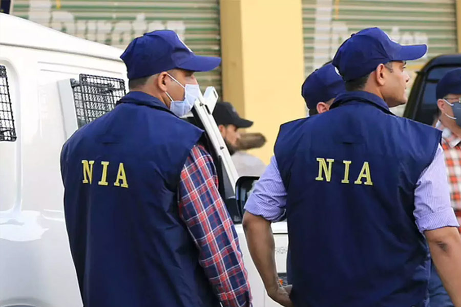 সূত্রের খবর, রানাকে দেশে ফেরাতে কয়েক দিনের মধ্যে আমেরিকা যাবে এনআইএর একটি দল। পাক জঙ্গিটিকে নিয়ে কবে তাঁরা দেশে ফিরবেন, তা অবশ্য জানা যায়নি। বিশেষজ্ঞদের অবশ্য দাবি, ফেব্রুয়ারি থেকে মার্চ মাসের মধ্যেই গোটা প্রক্রিয়াটা শেষ করতে পারে নয়াদিল্লি ও ওয়াশিংটন।