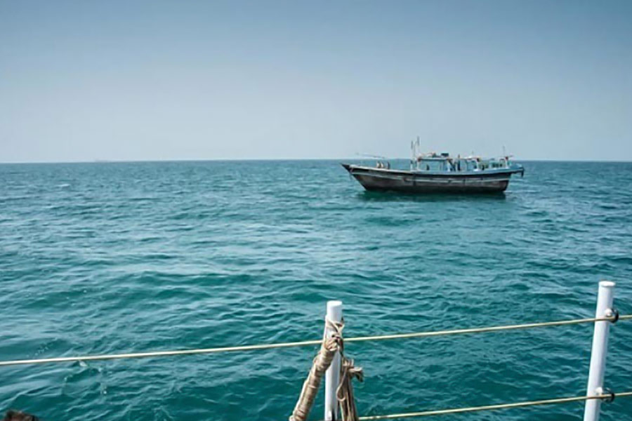 ২০০৮ সালের ১১ নভেম্বর মুম্বই শহরে হামলা চালায় ১০ লস্কর জঙ্গি। পাকিস্তানের করাচি থেকে সমুদ্রেপথে বাণিজ্য নগরীতে এসেছিল তারা। মাঝসমুদ্রে সোলাঙ্কি নামের এক মৎস্যজীবীর ট্রলার অপহরণ করে ওই ১০ সন্ত্রাসবাদী। ট্রলারে থাকা সবাইকে হত্যা করেছিল ওই জঙ্গিরা।