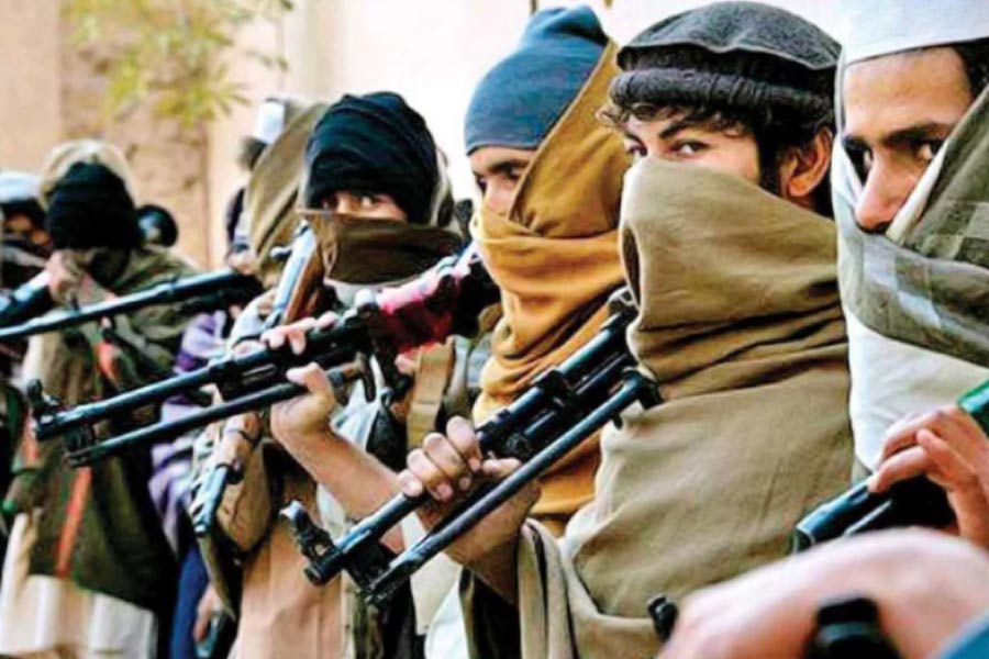 এর পর মুম্বই শহরে পৌঁছে আলাদা আলাদা কয়েকটি জায়গায় নির্বিচারে নিরীহ নাগরিকদের খুন করতে শুরু করে ১০ লস্কর সন্ত্রাসবাদী। তাজ হোটেল, ছত্রপতি শিবাজি টার্মিনাস এবং কামা হাসপাতালে ঢুকে তাণ্ডব চালায় তারা। জঙ্গিদের সঙ্গে গুলির লড়াইয়ে প্রাণ হারান মুম্বই পুলিশের সন্ত্রাস-বিরোধী শাখার তৎকালীন প্রধান হেমন্ত কারকারে। এ ছাড়া নিহত হন মুম্বই পুলিশের অতিরিক্ত কমিশনার অশোক কামতে এবং এনকাউন্টার স্পেশ্যালিস্ট ইনস্পেক্টর বিজ়য় সালসকার।