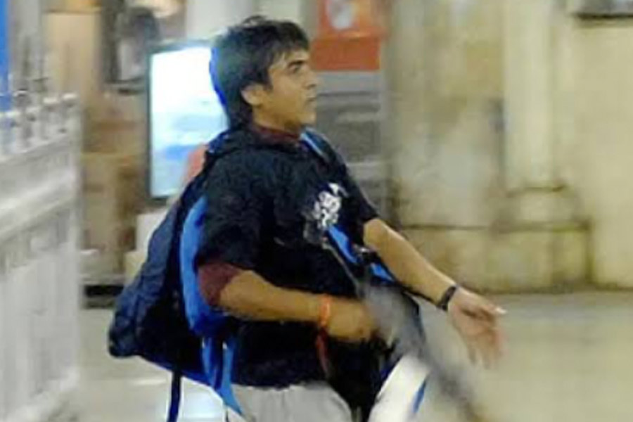 এনএসজি অপারেশন শুরু করার আগেই অবশ্য আজ়মল আমির কাসভ নামের এক জঙ্গিকে জীবিত অবস্থায় ধরে ফেলে মুম্বই পুলিশ। কিন্তু গ্রেফতারির সময় মুম্বই পুলিশের কনস্টেবল তুকারাম ওম্বলের বুক ২৩টি বুলেটে ঝাঁঝরা করে দেয় কাসভ। ঘটনাস্থলেই প্রাণ হারান তিনি।