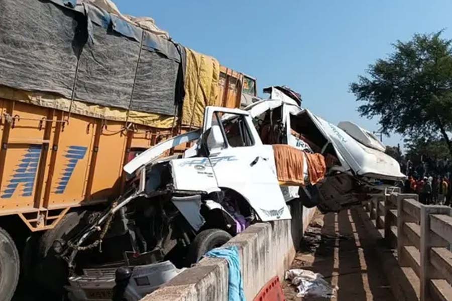 ট্রাকের সঙ্গে সংঘর্ষের পর দুমড়েমুচড়়ে গিয়েছে ভ্যানটি।