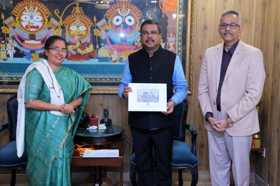 Education Minister Dharmendra Pradhan with the Chairperson and Director of IIEST.