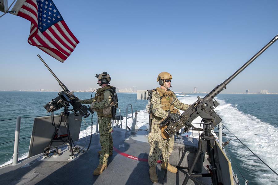 ‘ঠান্ডা লড়াই’য়ের সময়ে মস্কোর উপর চাপ বাড়াতে ক্রমাগত নৌশক্তি বৃদ্ধি করতে থাকে ওয়াশিংটন। প্রশান্ত হোক বা আটলান্টিক— সমস্ত মহাসাগরেই তখন চষে বেড়াত আমেরিকার রণতরী ও ডুবোজাহাজ। সেগুলির অধিকাংশই ছিল পরমাণু হাতিয়ারে সজ্জিত। এই তালিকায় বিমানবাহী যুদ্ধপোত ছাড়াও ছিল ক্রুজ়ার এবং ডেস্ট্রয়ার শ্রেণির যুদ্ধজাহাজ। রণতরীগুলির অস্ত্রাগারে ব্যালেস্টিক ক্ষেপণাস্ত্র রেখেছিলেন মার্কিন নৌ কম্যান্ডারেরা।