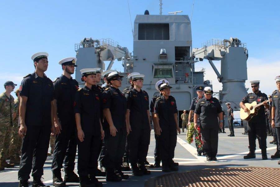 এর পাশাপাশি সোভিয়েত রাশিয়াকে চক্রব্যূহের মতো ঘিরে ফেলতে ‘বন্ধু’র সংখ্যা বৃদ্ধির দিকে মন দিয়েছিল ওয়াশিংটন। শর্ত একটাই, পরমাণু হাতিয়ার মোতায়েনের সুযোগ পাবে আমেরিকার ফৌজ। আর ঠিক এই ইস্যুতেই নিউ জ়িল্যান্ডের সঙ্গে বাধে গোল। যুক্তরাষ্ট্রের নীতি মেনে নেয়নি কিউয়িরা।