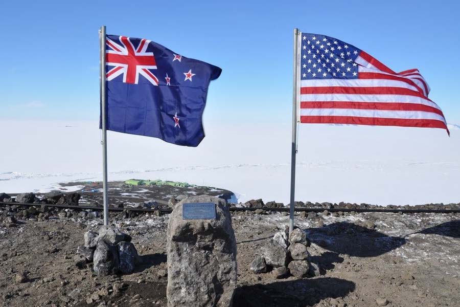 স্নায়ুযুদ্ধের সময়ে দক্ষিণ গোলার্ধেই দুই প্রতিবেশী অস্ট্রেলিয়া এবং নিউ জ়িল্যান্ডের সঙ্গে নিরাপত্তা চুক্তি করে ওয়াশিংটন। সালটা ছিল ১৯৫১। চুক্তিটির নাম দেওয়া হয় আনজ়ুস বা অস্ট্রেলিয়া, নিউ জ়িল্যান্ড অ্যান্ড ইউনাইটেড স্টেটস সিকিউরিটি ট্রিটি। এর কিছু দিনের মাথায় ‘ইউএসএস বুকানন’কে কিউয়ি মুলুকে পাঠিয়ে দেয় যুক্তরাষ্ট্রের প্রতিরক্ষা সদর দফতর পেন্টাগন। কিন্তু নিরাপত্তা চুক্তি থাকা সত্ত্বেও মার্কিন রণতরীকে নিজেদের জলসীমায় প্রবেশের অধিকার দেয়নি ওয়েলিংটন প্রশাসন।
