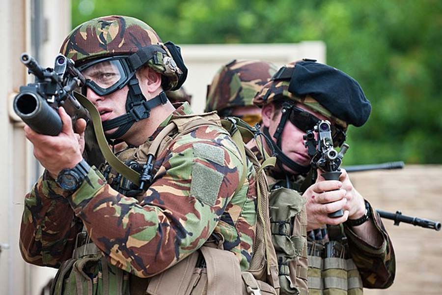 ১৯৬০ এবং ১৯৭০-এর দশকে পশ্চিমের দেশগুলি প্রশান্ত মহাসাগরীয় এলাকায় লাগাতার আণবিক বোমার পরীক্ষা চালিয়েছিল। নিউ জ়িল্যান্ড ছিল এর প্রবল বিরোধী। রাষ্ট্রপুঞ্জে এই নিয়ে কিউয়িদের বার বার প্রতিবাদ করতে দেখা গিয়েছে। ১৯৮৪ সালে নিউ জ়িল্যান্ডকে ‘পরমাণু অস্ত্রমুক্ত’ দেশ বলে ঘোষণা করেন তৎকালীন প্রধানমন্ত্রী ডেভিড রাসেল ল্যাঞ্জ।