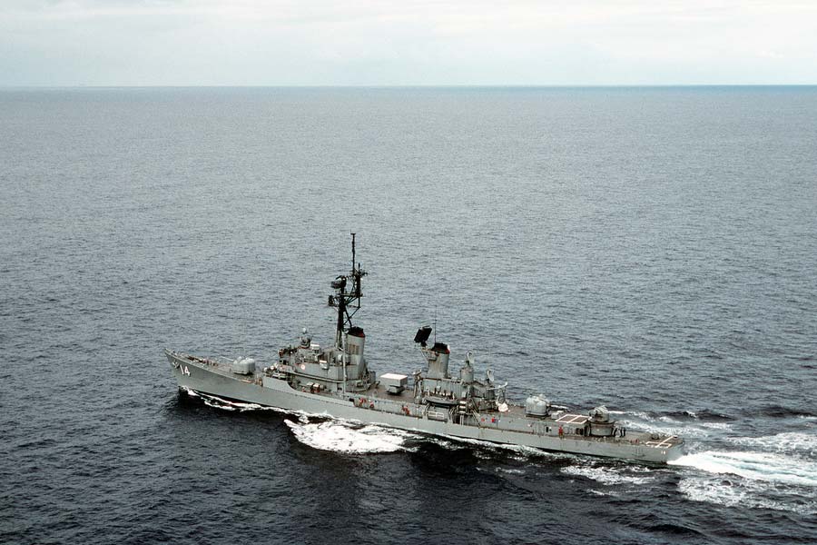 এর ঠিক পরের বছরই গাইডেড ক্ষেপণাস্ত্রে সজ্জিত ডেস্ট্রয়ার শ্রেণির মার্কিন রণতরী ‘ইউএসএস বুকানন’ কিউয়িভূমির জলসীমায় প্রবেশের অনুমতি চায়। ১৯৬২ সাল থেকে যুক্তরাষ্ট্রের নৌবাহিনীর ব্যবহৃত ওই রণতরীতে কোনও রকমের পরমাণু অস্ত্র রয়েছে কি না, তা জানতে চেয়েছিল ওয়েলিংটন। পেন্টাগন এই তথ্য দিতে অস্বীকার করায় যুদ্ধজাহাজটির প্রবেশাধিকার রদ করে ল্যাঞ্জ সরকার।